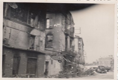 Chateau Thierry Wehrmacht LKW kolonne Durchfahrt im Trümmerfeld 1940.jpg