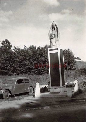 Deutscher PKW am Denkmal Strasse Laon Soissons Frankreich.JPG
