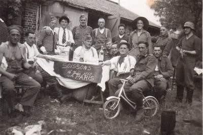 Soldaten in Soissons Juni 1940 .jpg