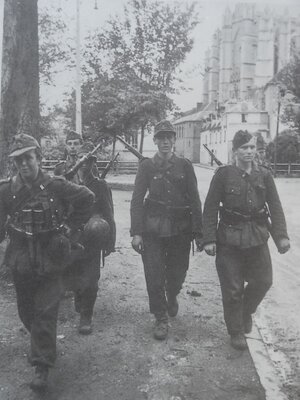 Soldats allemands août 1944 - 2.jpg