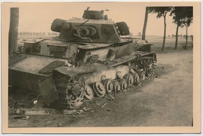 Panzer IV route de Beauvais - Amiens.JPG