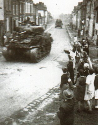 Sherman anglais remontant la rue de Calais.jpg