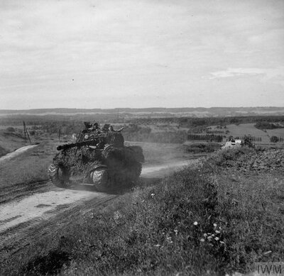 Sherman sur la route en arrière plan Goincourt.jpg