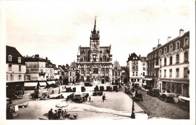 Compiègne Place de l'Hôtel-de-Ville 2.jpg