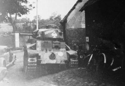 Char D2 JEMMAPES 19ième BCC 2ième compagnie détruit par canon anti-char le  juin 1940 - 2.jpg