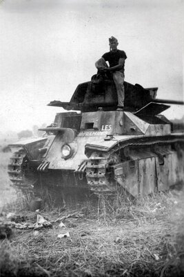 Char D2 n° 2032 LES PYRAMIDES 19ème BCC 346ème CACC.jpg