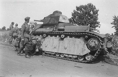 Char D2 n° 2071 sans nom 19ème BCC 346ème CACC - Savignies.jpg