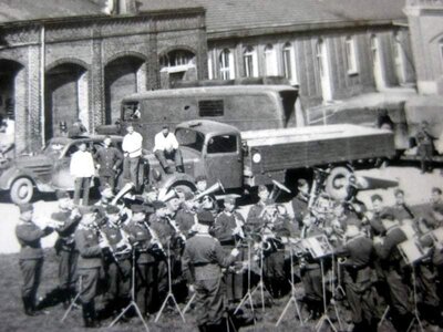 Orchestre allemand aux établissement DUPONT - 2.jpg