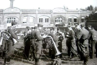Orchestre allemand aux établissement DUPONT - 1.jpg