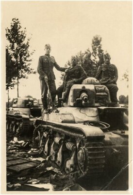 Longueau (80) le 50723 (Verdun) qui remorque le 50711 (Vautour) du 12e BCC - Renault R35.jpg