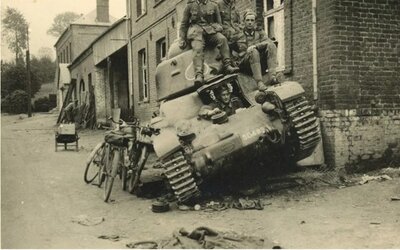 Char R-35 n° 50498 du Lt DUBOE 32ème BCC à Mondrepuis (02) - 2.jpg