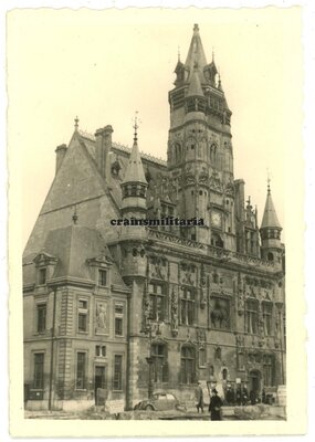 Compiegne, une Peugeot devant la Mairie, 1942 ou 42 (Sanitäter des Heeres Osburg aus Heyerode).jpg