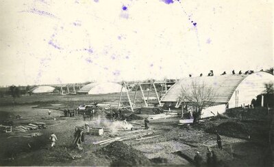 La construction des hangars aérodrome de Roye 1941.jpg