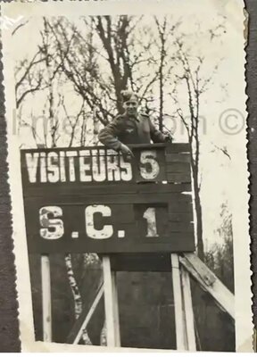 Compiegne, soldat de la Lw devant le panneau indicateur de score du stade. Date inconnue. Unité inconnue..jpg