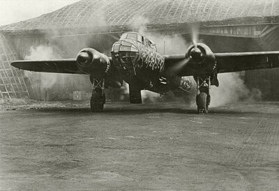 Dornier Do 217 du I.-KG 66 sur le terrain de MONTDIDIER - FIGNIÈRES. printemps 1943..jpg