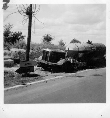 Route Arras Albert, camion citerne incendié, 1940.jpg
